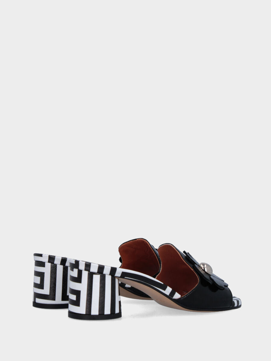 Ciabattina in verlux nero con fiore e tacco cilindrico