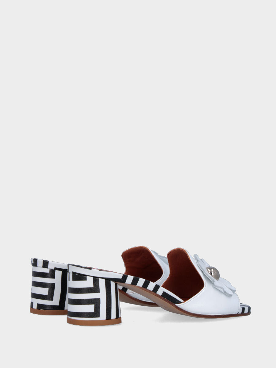 Ciabattina in verlux bianco con fiore e tacco cilindrico