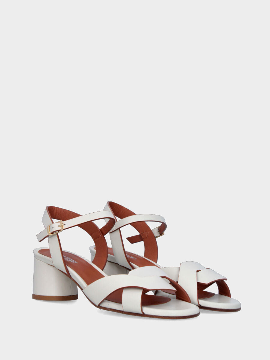 Sandalo in vitello bianco latte con fascette incrociate e tacco cilindrico