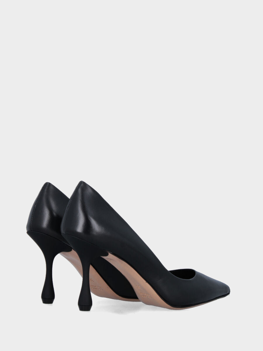 Décolleté in nappa nera con tacco a goccia e scollo tondo cucito