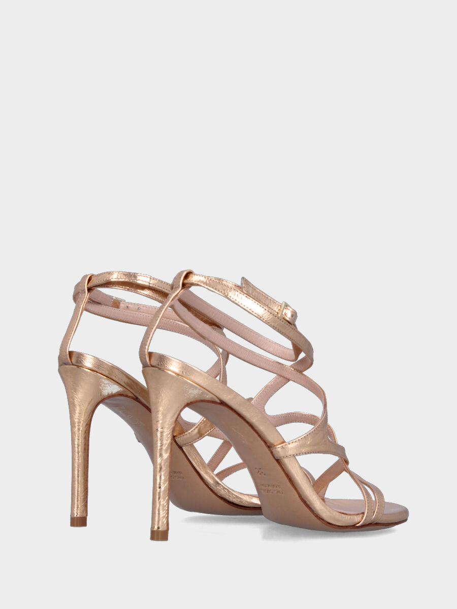 Sandalo in laminato beige con listini incrociati e tacco stiletto