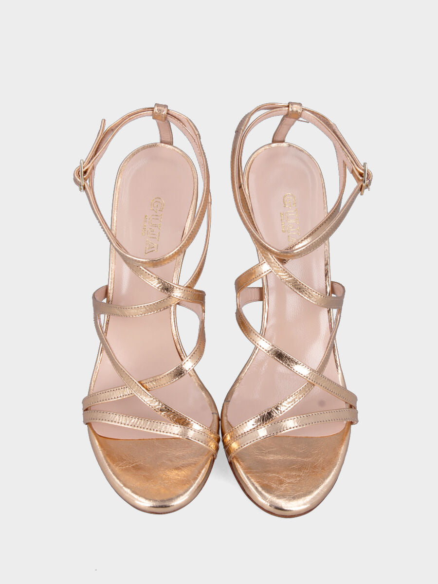 Sandalo in laminato beige con listini incrociati e tacco stiletto