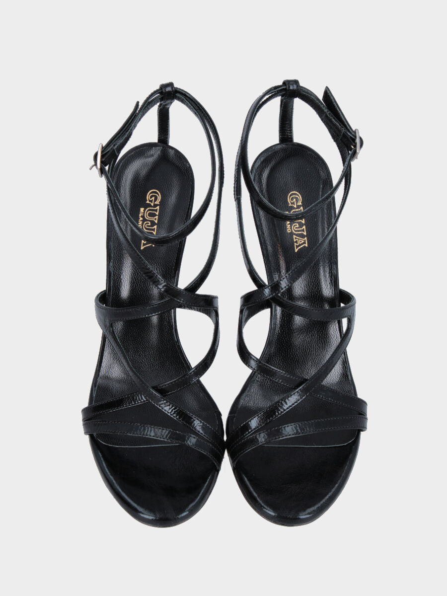 Sandalo in vernice nera con listini incrociati e tacco a coda