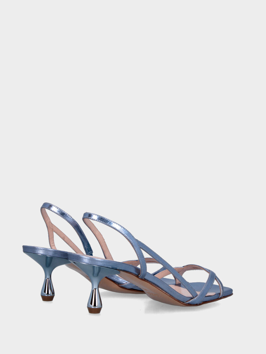 Sandalo in laminato celeste con listini incrociati e tacco a calice