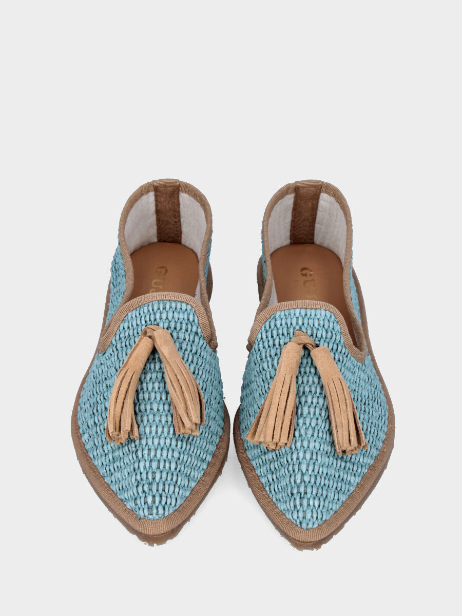 Pantofolina in rafia celeste con nappine e punta sfilata