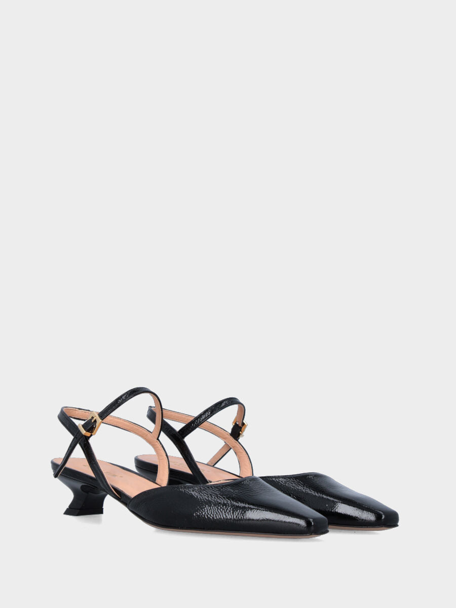 Slingback in naplak nero con cinturino a pipetta e tacco a calice