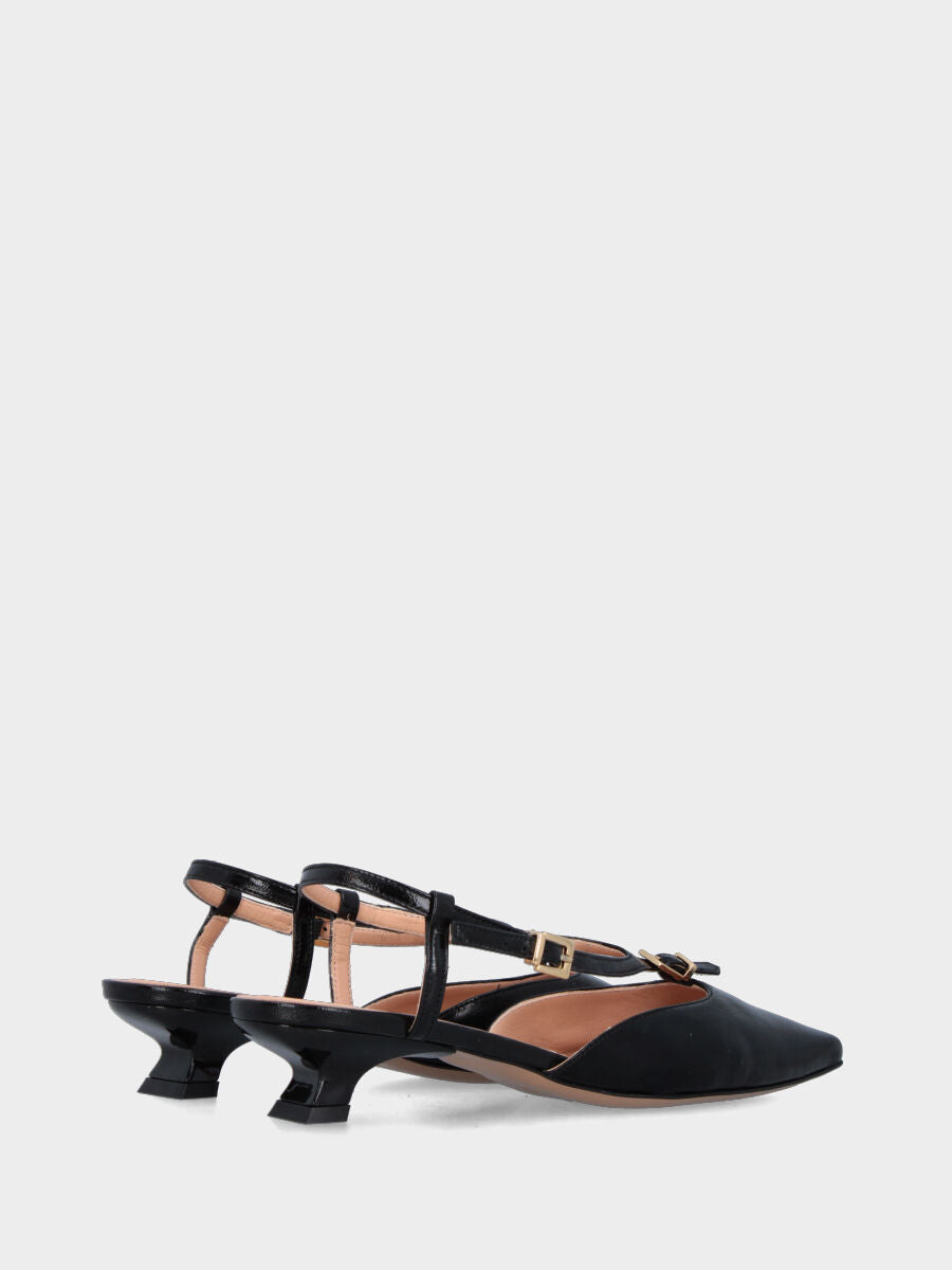 Slingback in naplak nero con cinturino ovale a doppia fibbia