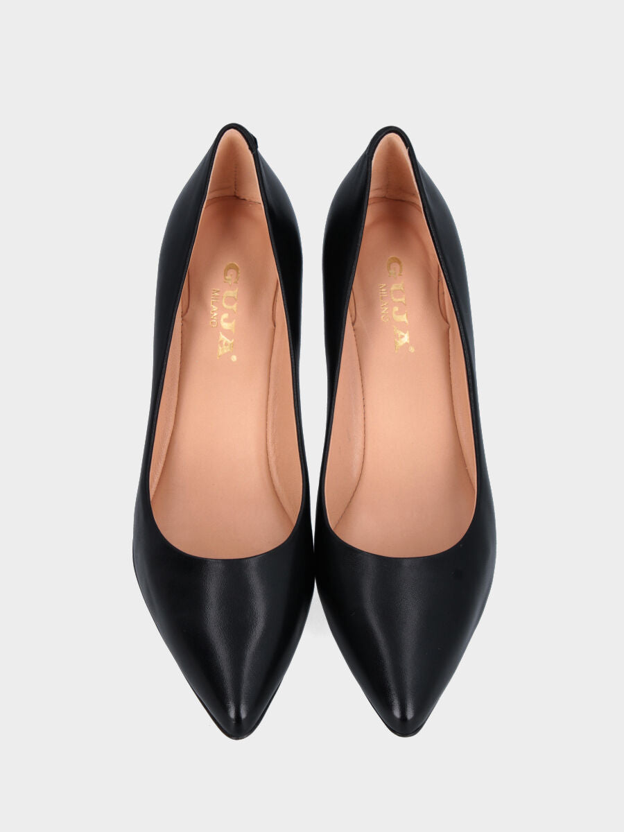 Décolleté in nappa nera con lavorazione a sacchetto e tacco a coda