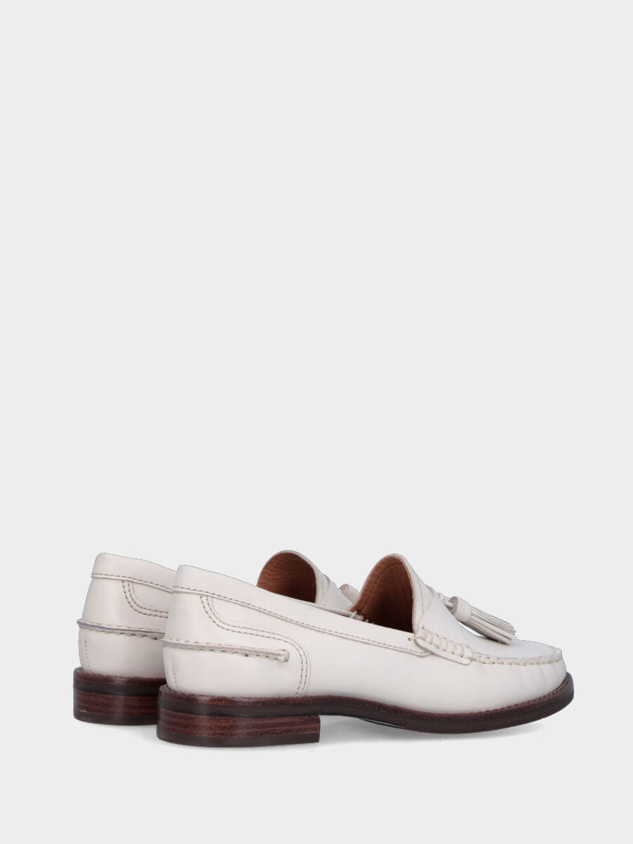 Mocassino in vitello bianco con vaschetta cucita in cresta e nappine