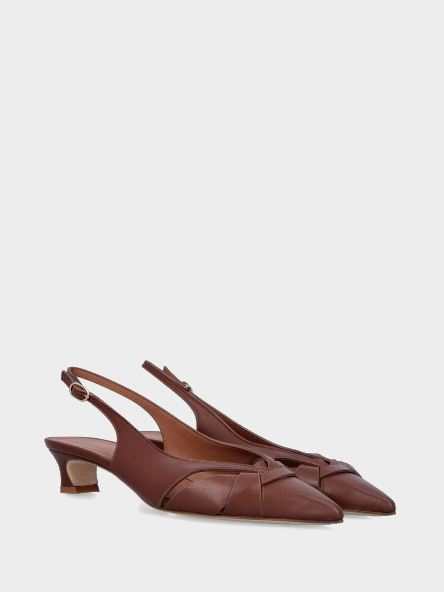 Slingback in nappa marrone con fascette incrociate e tacco a coda