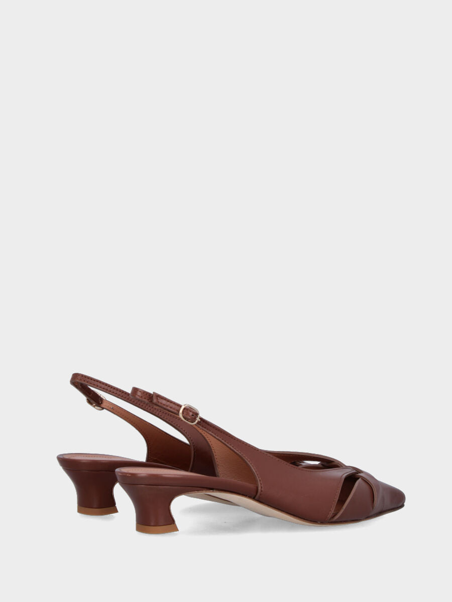 Slingback in nappa marrone con fascette incrociate e tacco a coda