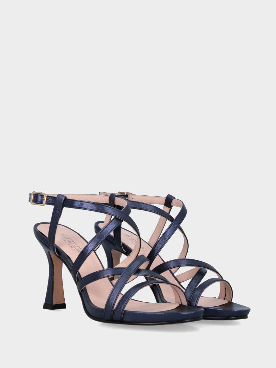Sandalo in laminato blu con plateau, listini incrociati e tacco a calice