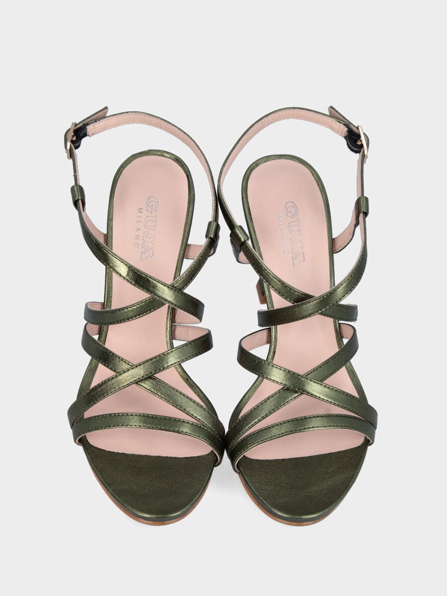 Sandalo in laminato verde con plateau, listini incrociati e tacco a calice