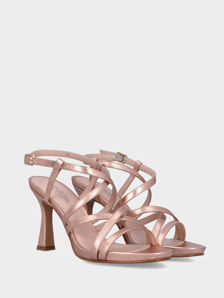 Sandalo in laminato rosa cipria con plateau, listini incrociati e tacco a calice