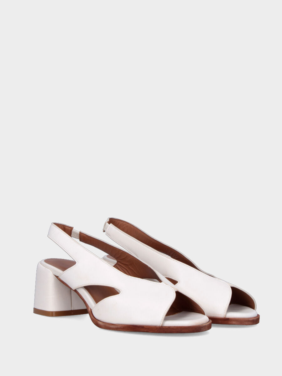 Sandale en cuir de chèvre blanc lait avec brides perforées et talon bloc