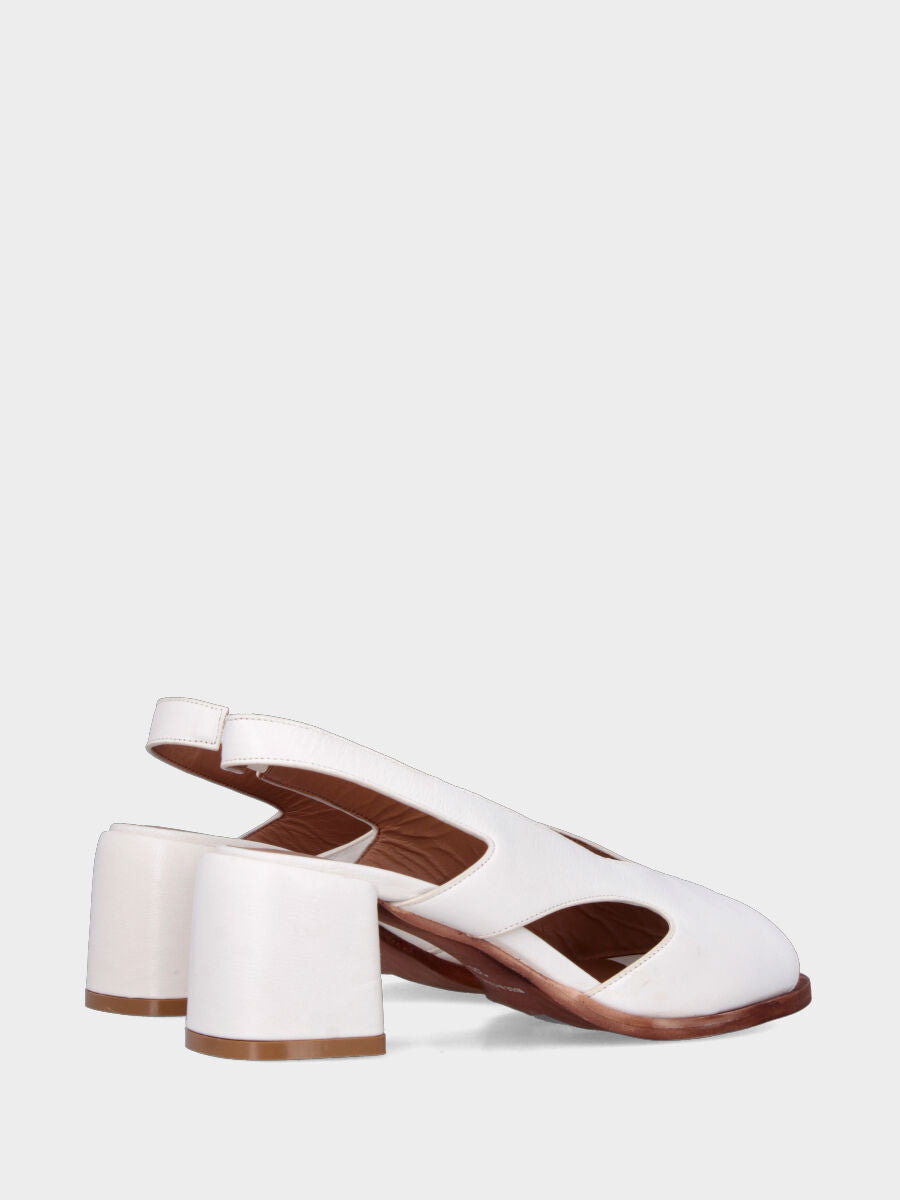 Sandale en cuir de chèvre blanc lait avec brides perforées et talon bloc