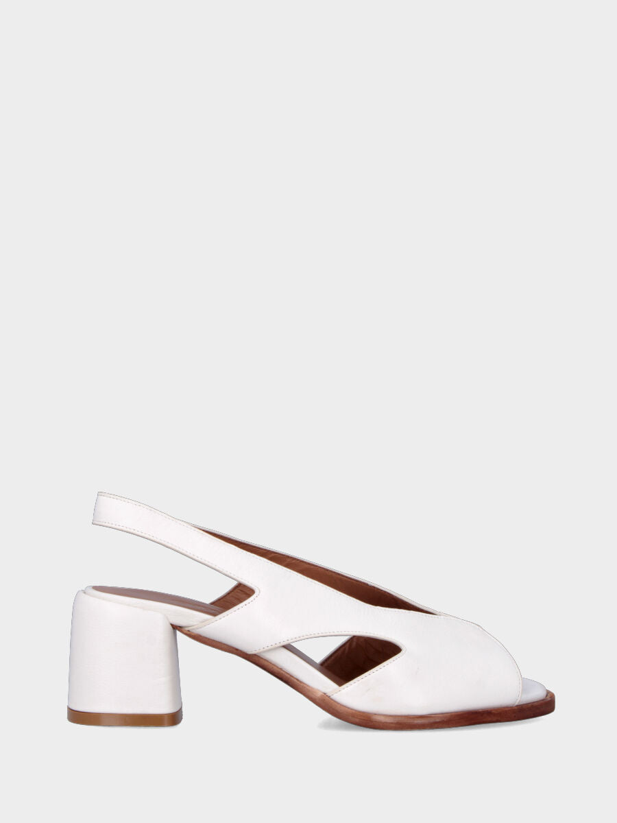 Sandale en cuir de chèvre blanc lait avec brides perforées et talon bloc
