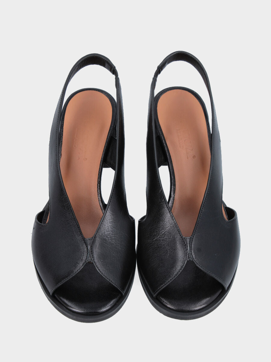 Sandalo in capra nera con fasce forate e tacco a blocco