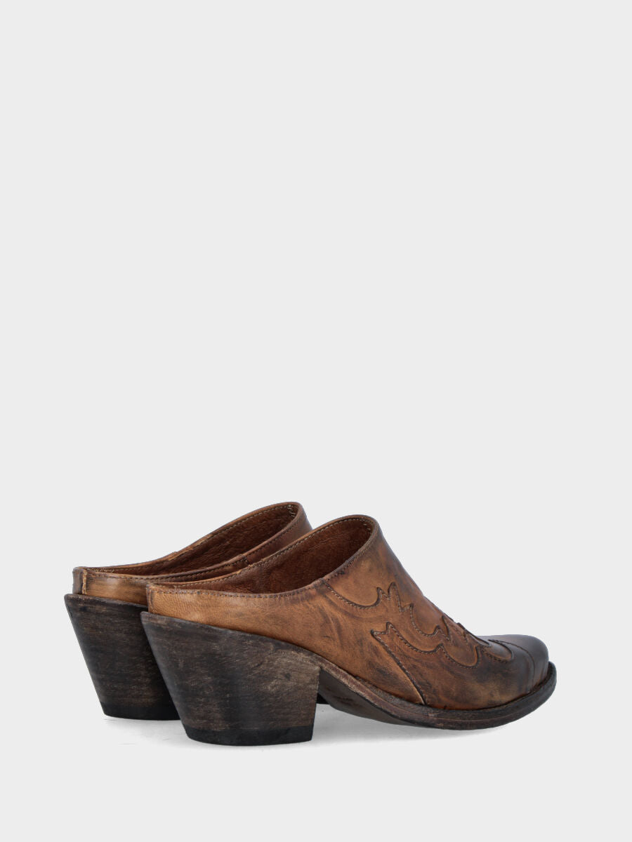 Camperos a sabot in vitello marrone con intagli fiammati