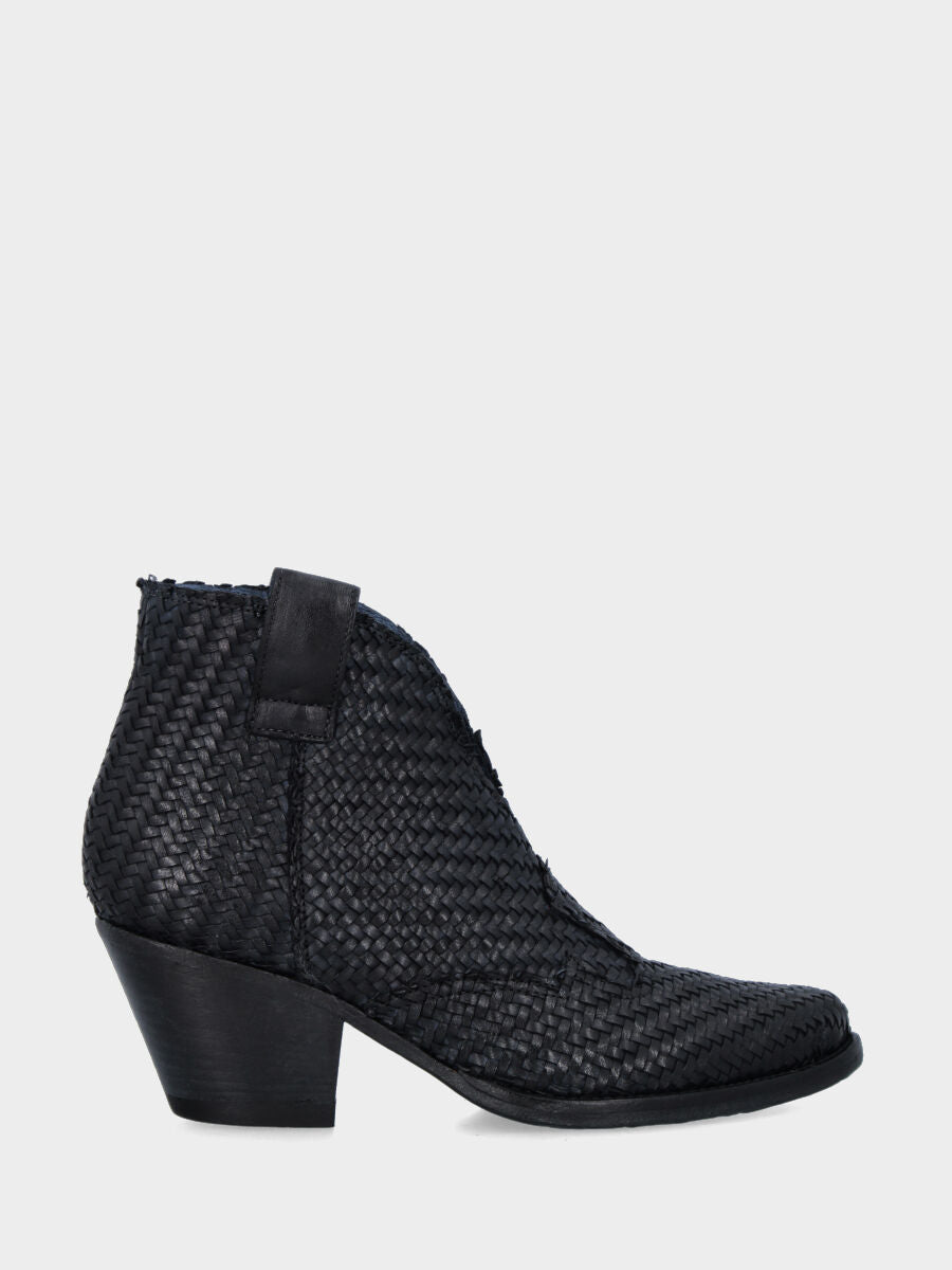 Camperos a tronchetto in vitello nero con tomaia intrecciata