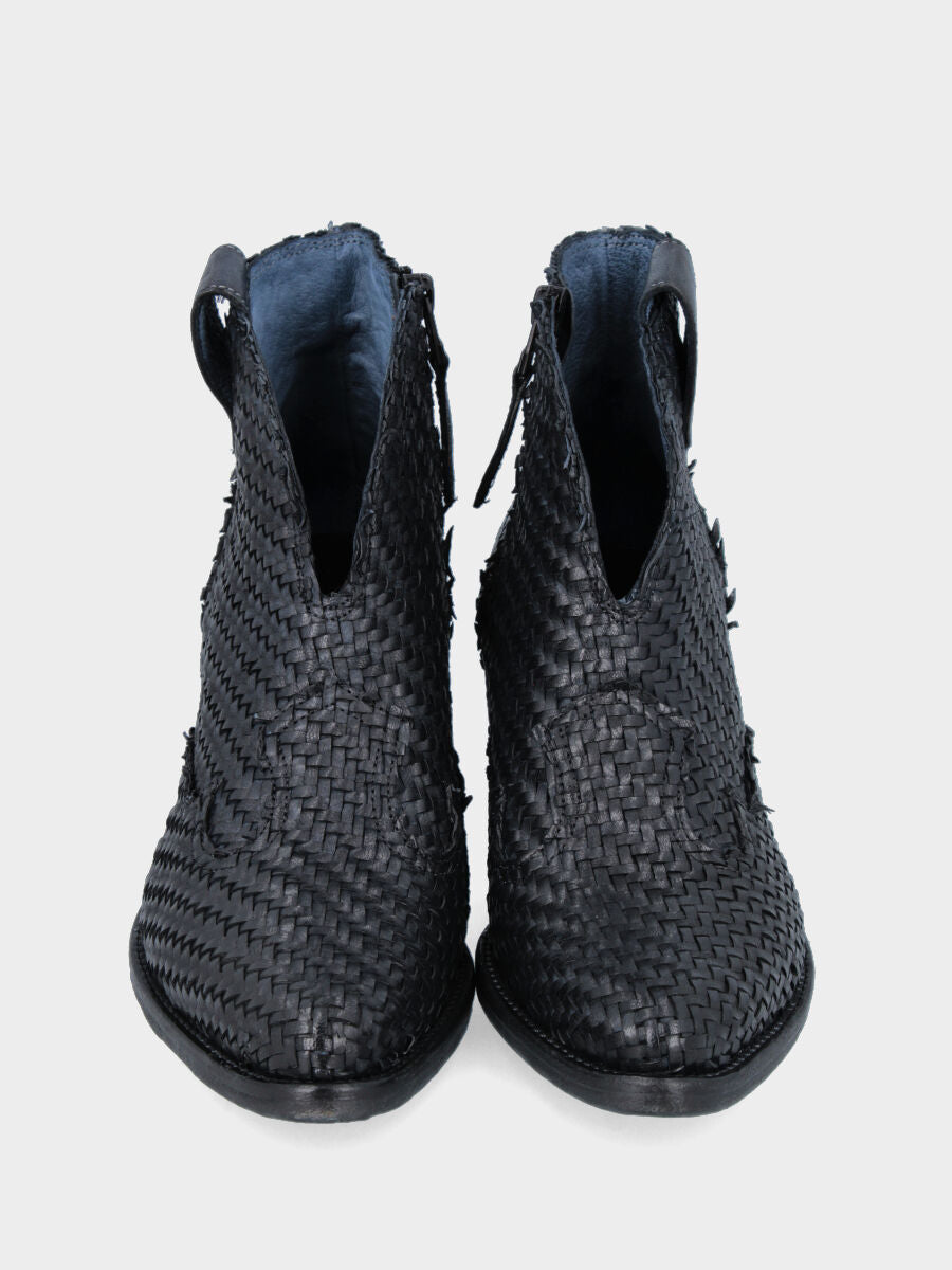 Camperos a tronchetto in vitello nero con tomaia intrecciata