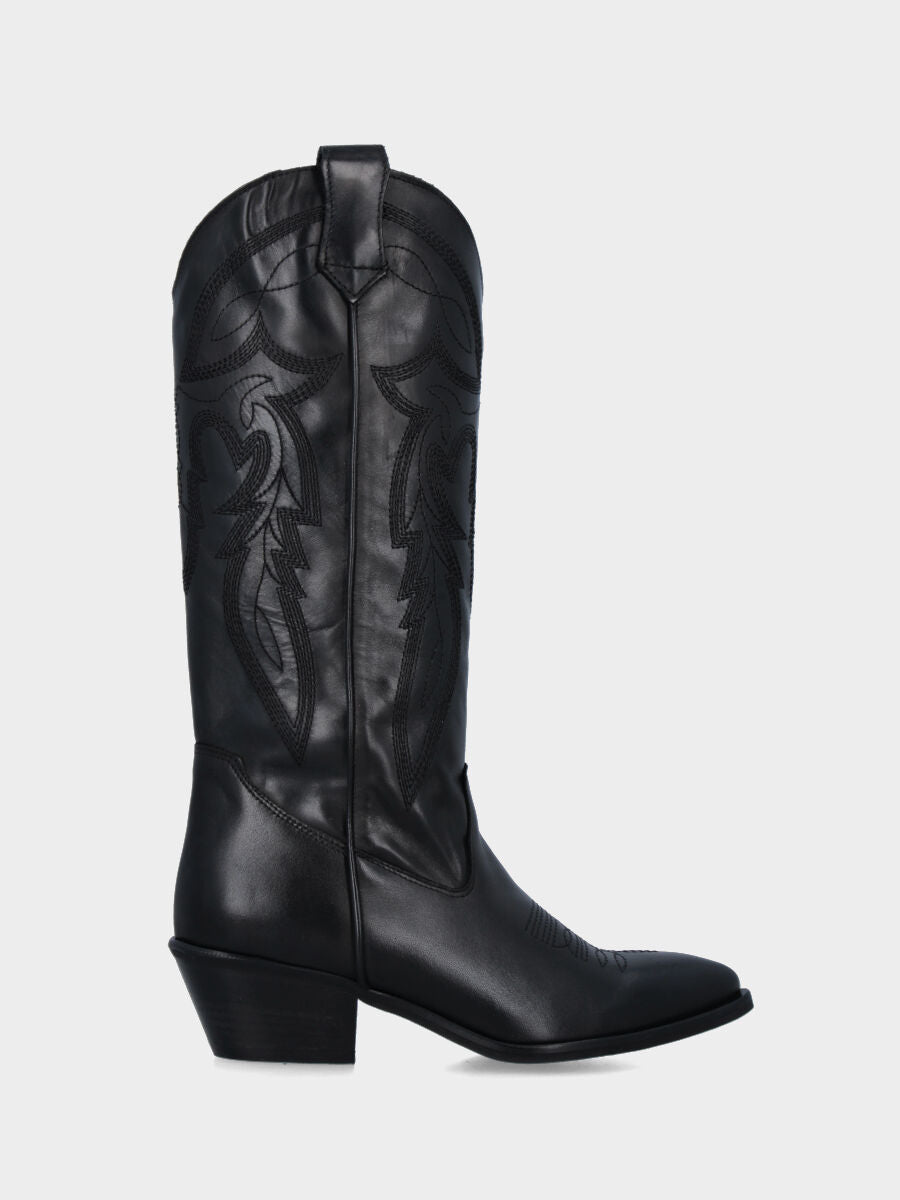 Camperos in vitello nero con fiore in punta e ricami sul gambale