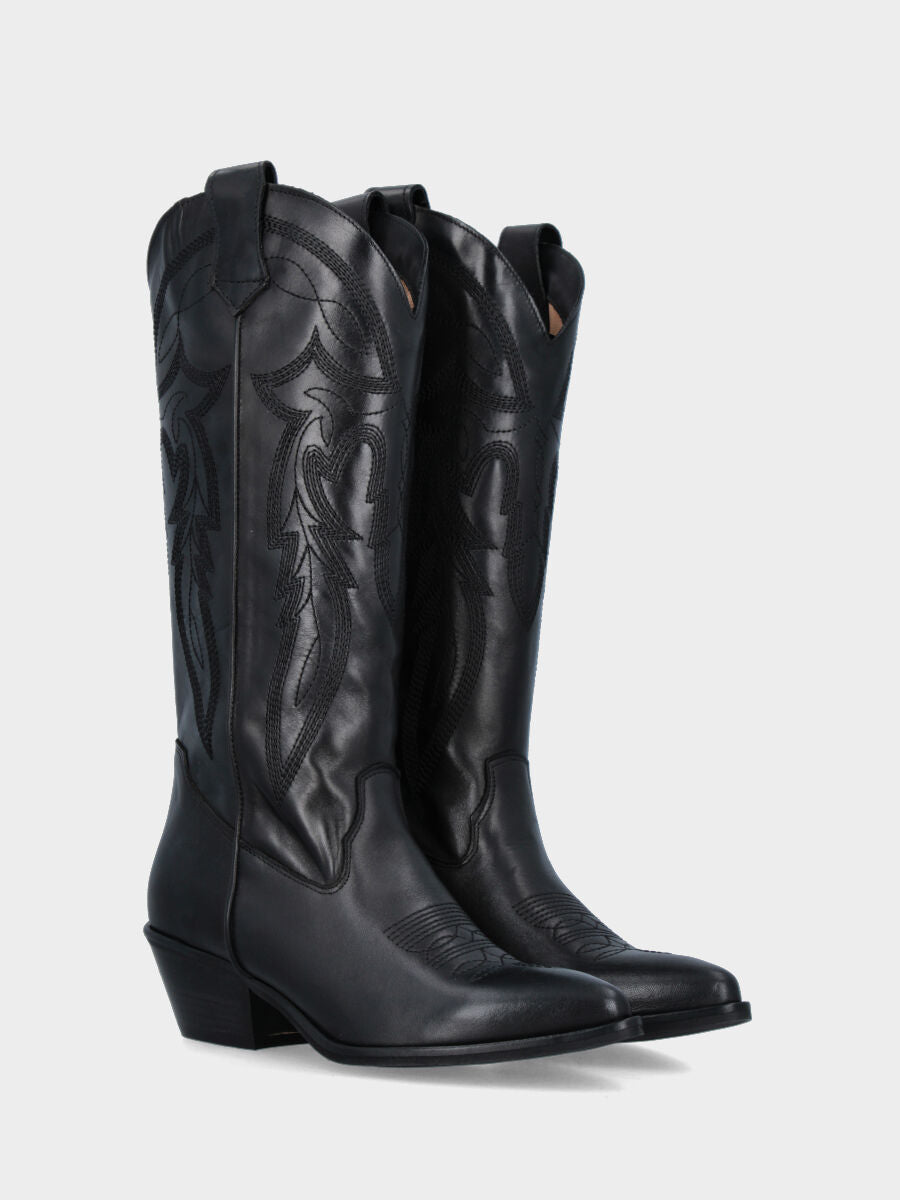 Camperos in vitello nero con fiore in punta e ricami sul gambale