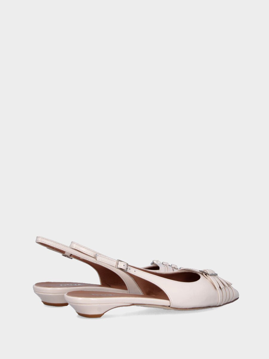 Slingback in verlux bianco latte con cinturini in pianta e tacco semi zeppa