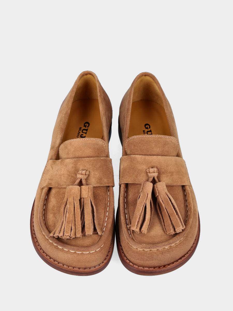 Mocassino in camoscio color cuoio con nappine e vaschetta cucita