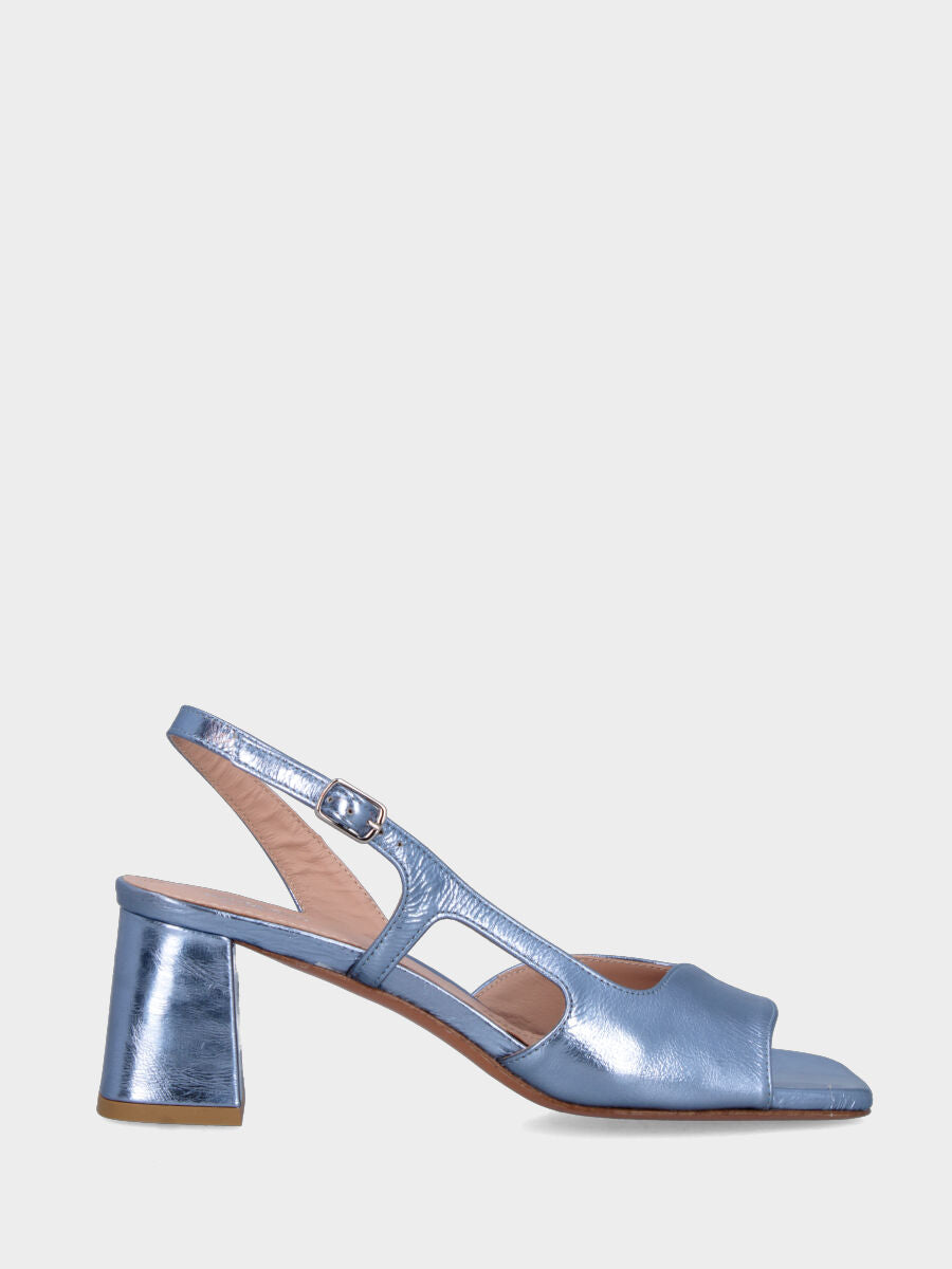 Sandalo in laminato celeste con fascia ondulata e cinturino incrociato