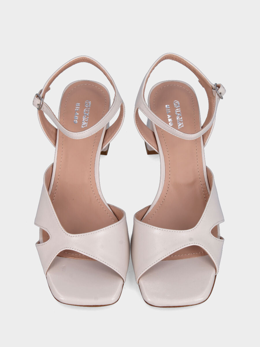 Sandalo in verlux bianco latte con forature e punta squadrata