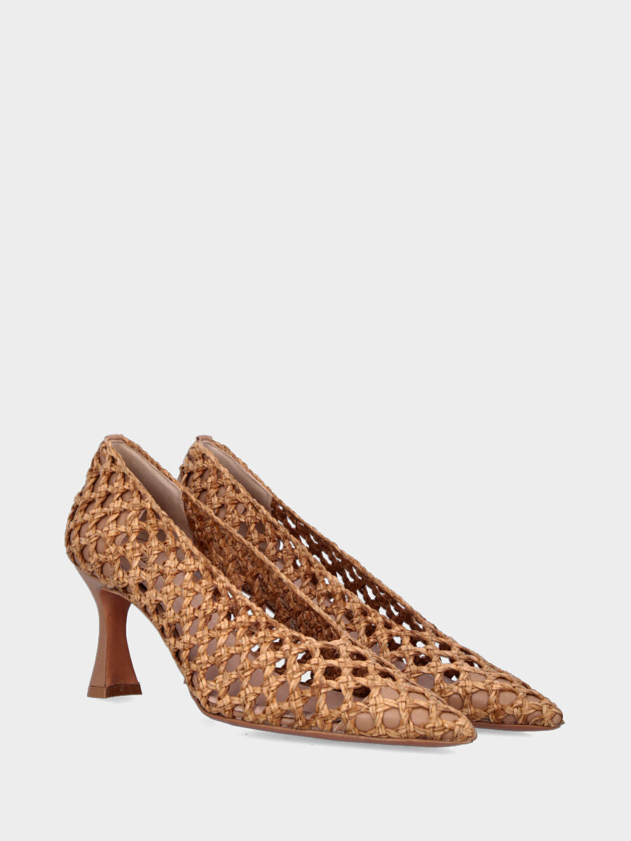 Décolleté in rafia color cammello con intreccio traforato e tacco a calice