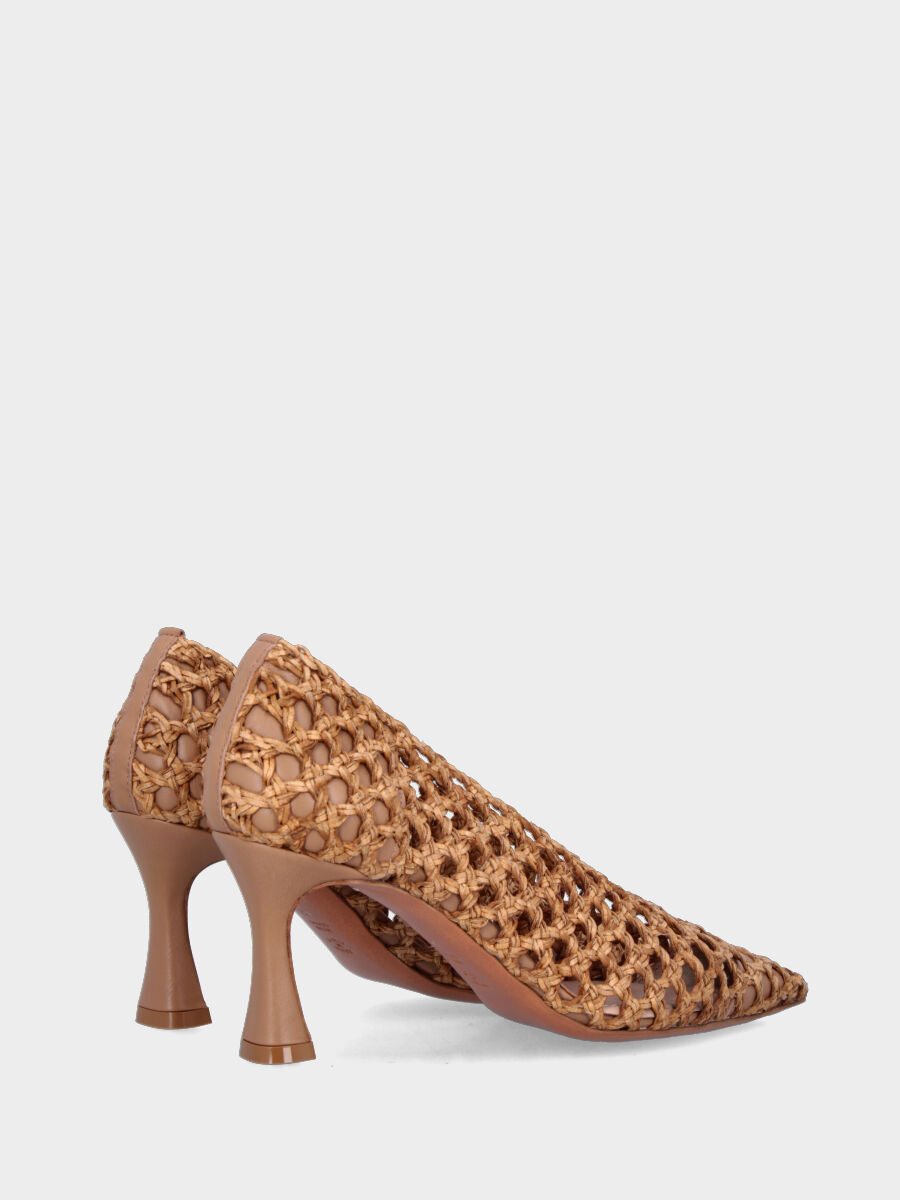 Décolleté in rafia color cammello con intreccio traforato e tacco a calice