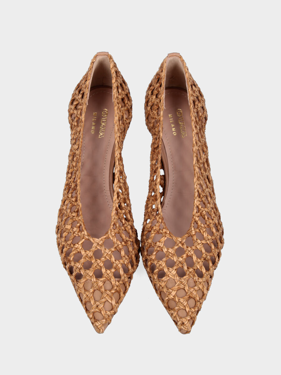 Décolleté in rafia color cammello con intreccio traforato e tacco a calice
