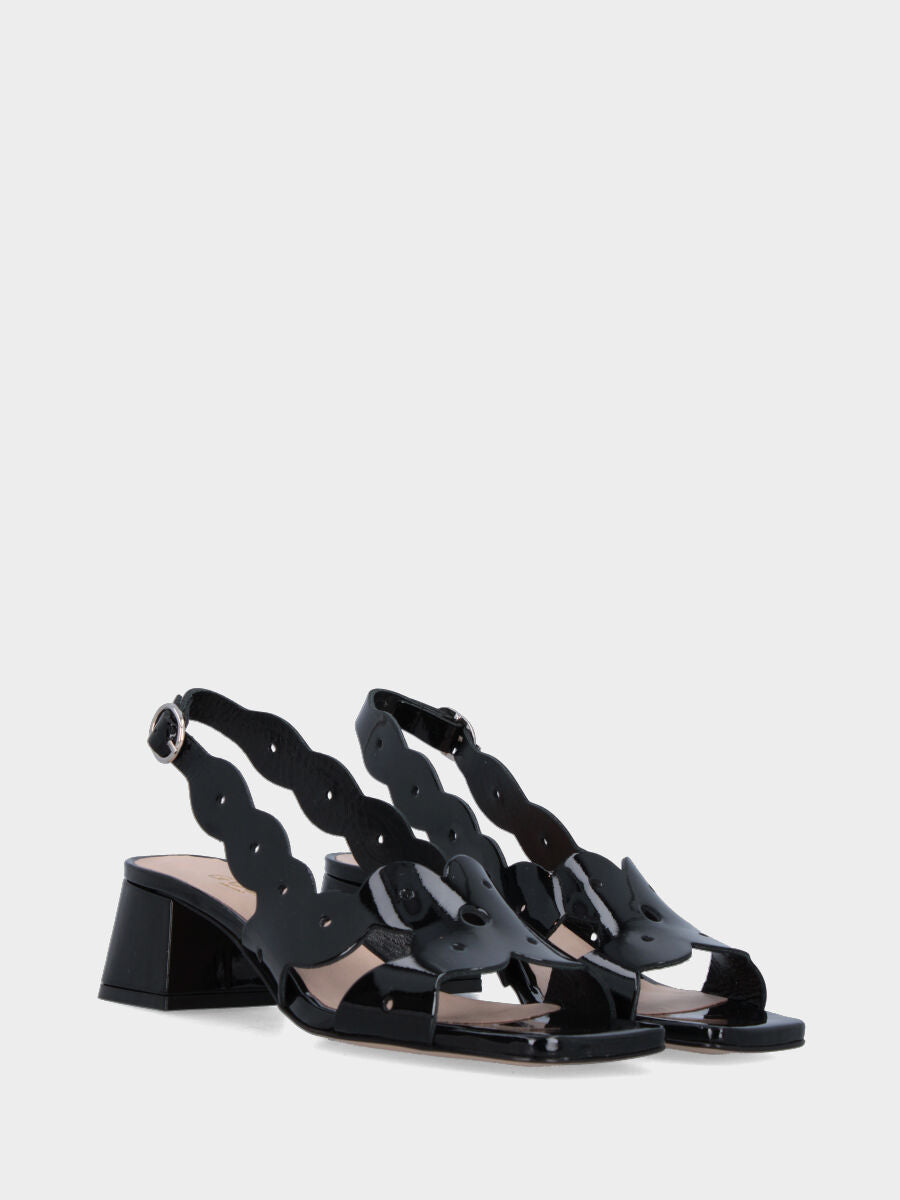 Sandalo in vernice nera con taglio ondulato e tacco largo