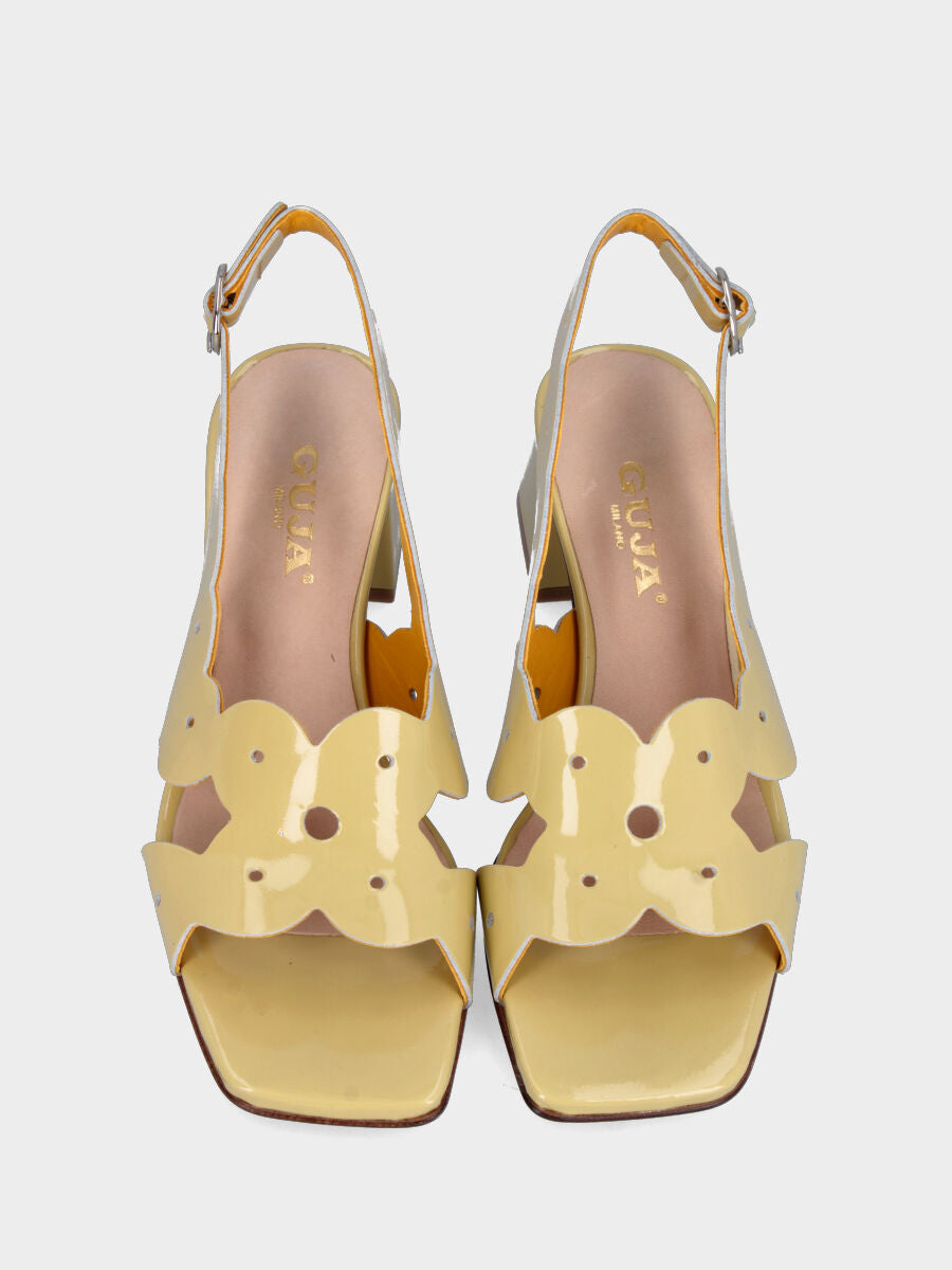 Sandalo in vernice gialla con taglio ondulato e tacco largo