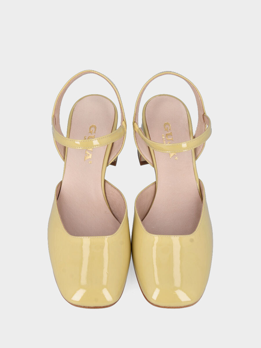 Slingback in vernice gialla con punta quadrata e cinturino elasticizzato