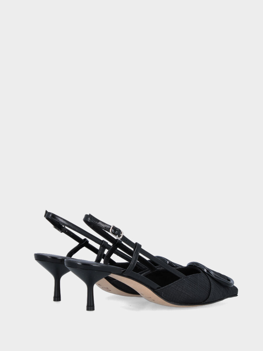 Slingback in tessuto nero con anello decorativo e tacco a calice