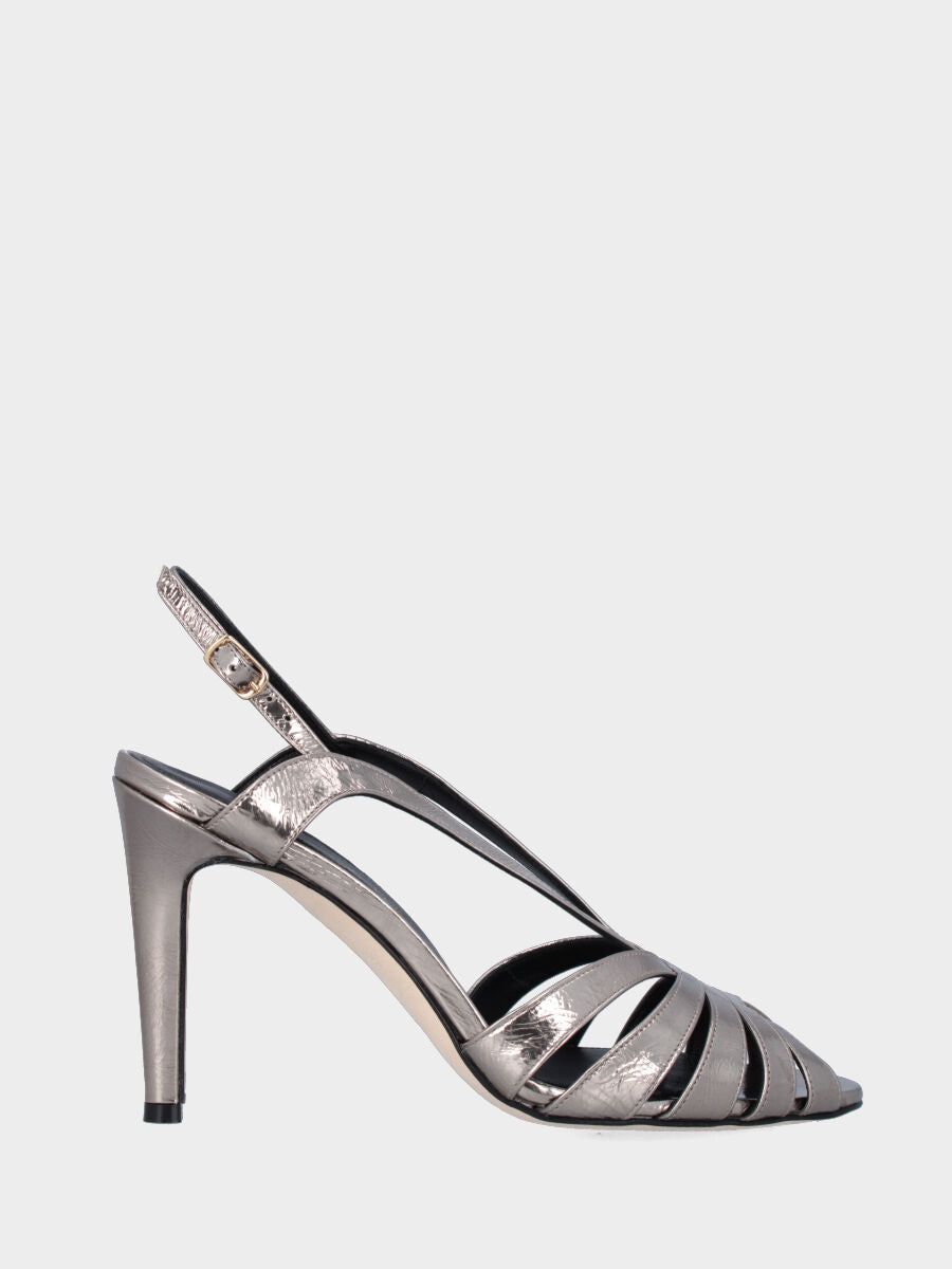 Sandalo in laminato platino con listini arcuati e tacco a stiletto