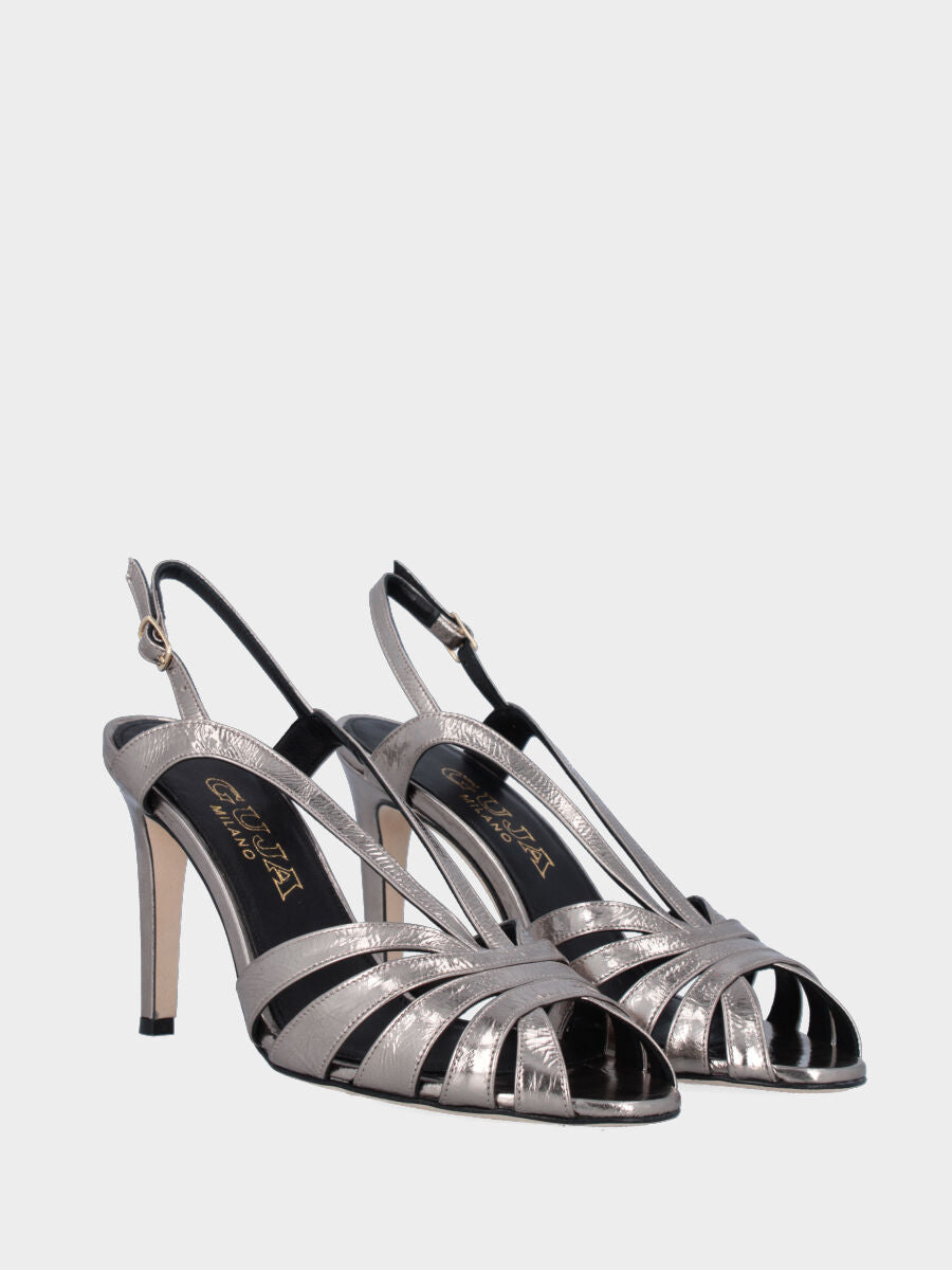 Sandalo in laminato platino con listini arcuati e tacco a stiletto