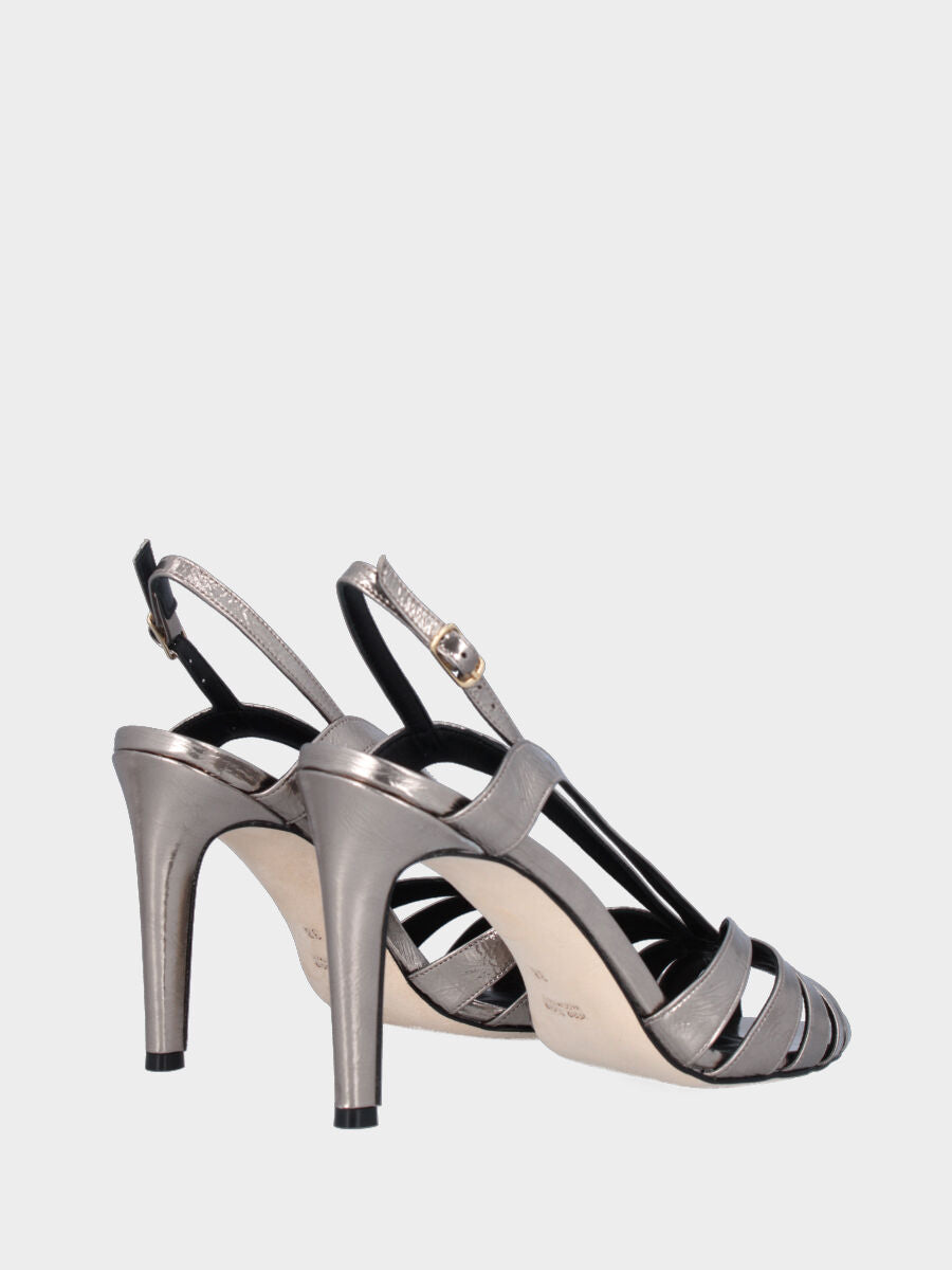 Sandalo in laminato platino con listini arcuati e tacco a stiletto