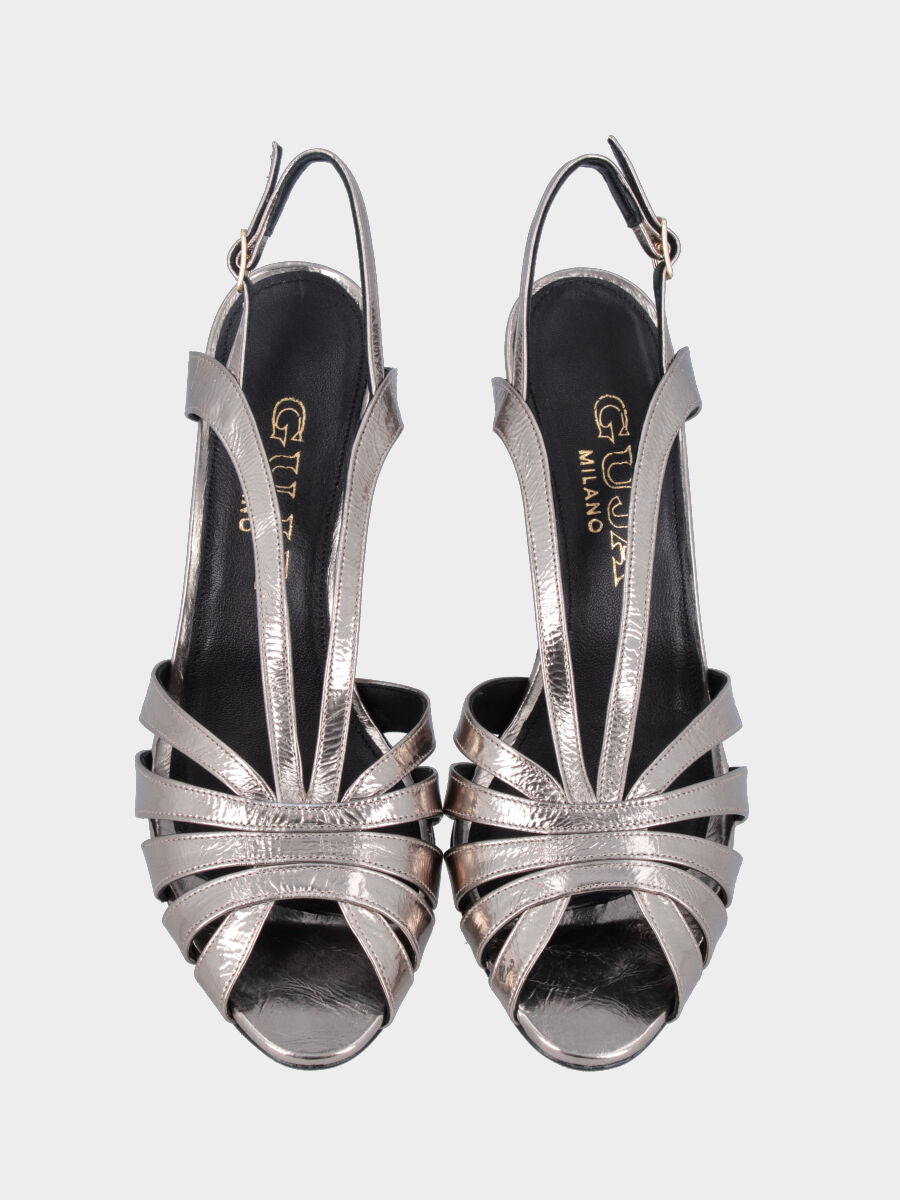 Sandalo in laminato platino con listini arcuati e tacco a stiletto