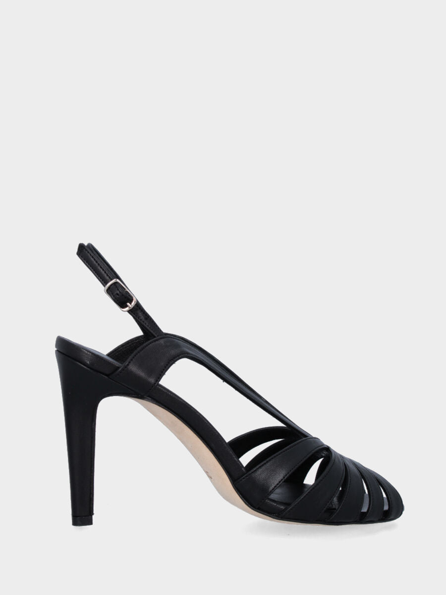 Sandalo in nappa nera con listini arcuati e tacco a stiletto