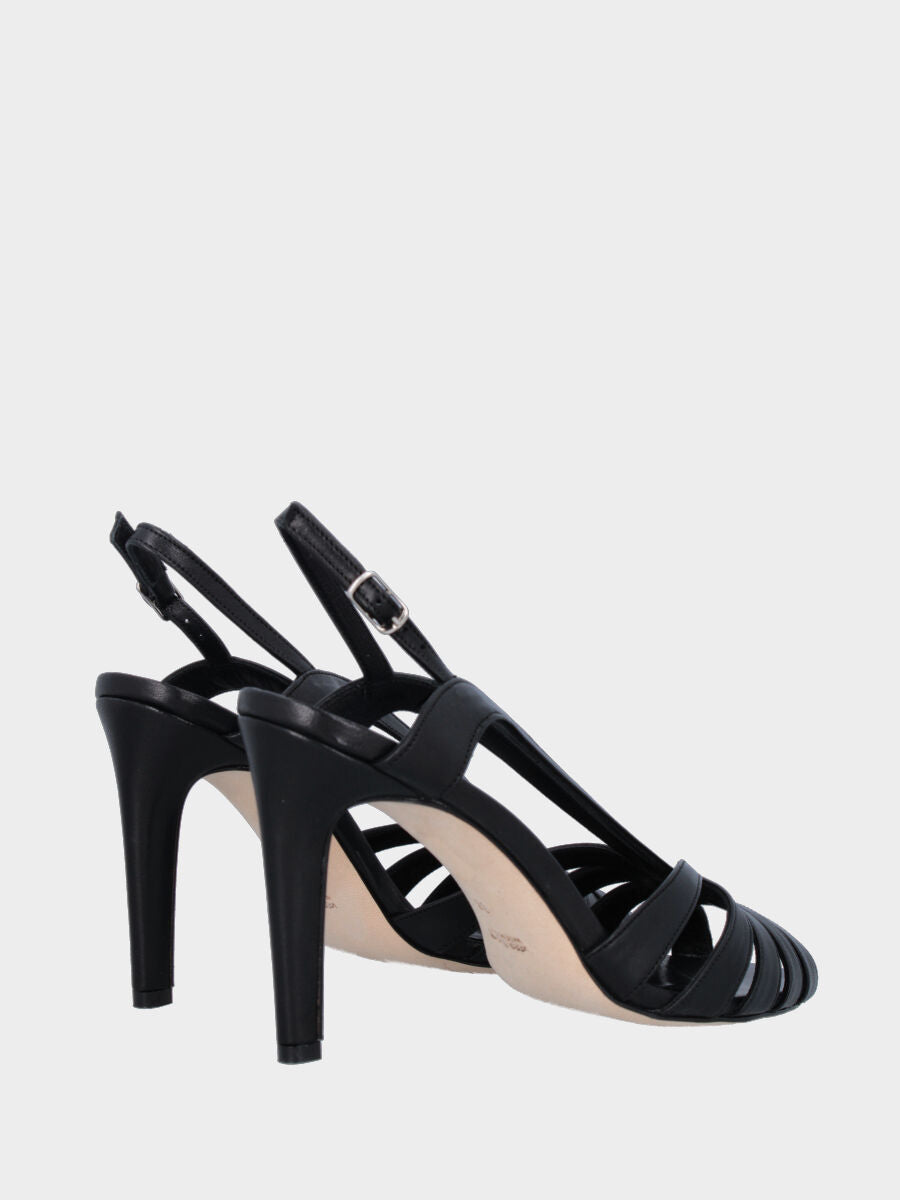 Sandalo in nappa nera con listini arcuati e tacco a stiletto