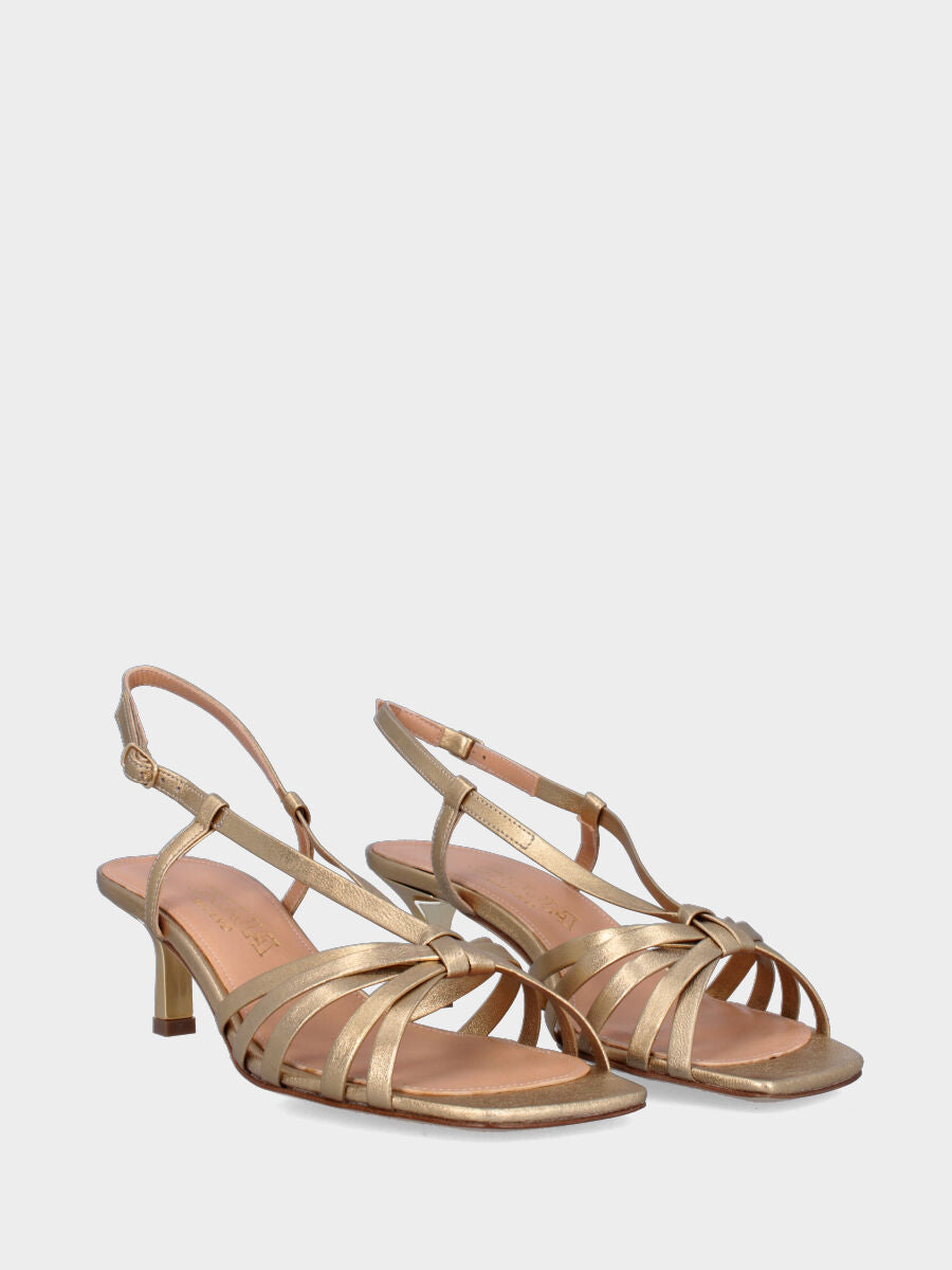 Sandalo in laminato oro con punta quadrata e tacco a calice