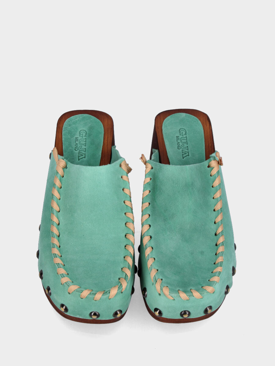 Zoccolo sabot in vitello celeste con plateau e cuciture beige a contrasto