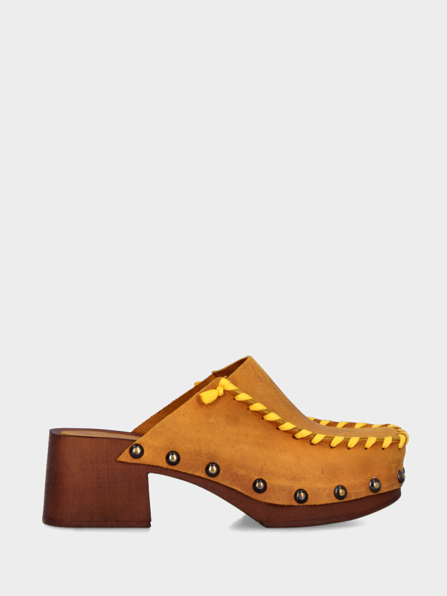 Zoccolo sabot in vitello ocra con plateau e cuciture gialle a contrasto