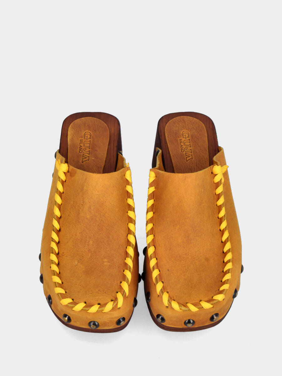 Zoccolo sabot in vitello ocra con plateau e cuciture gialle a contrasto