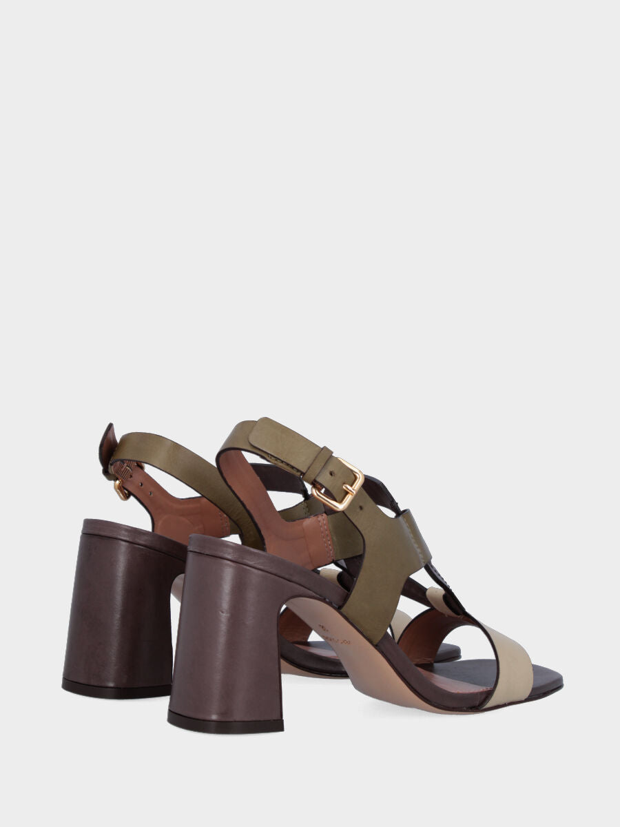 Sandalo in vitello verde e beige con accessorio geometrico