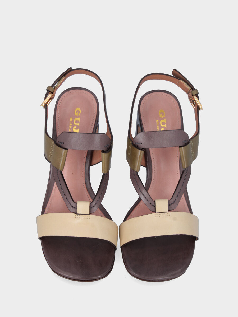 Sandalo in vitello verde e beige con accessorio geometrico